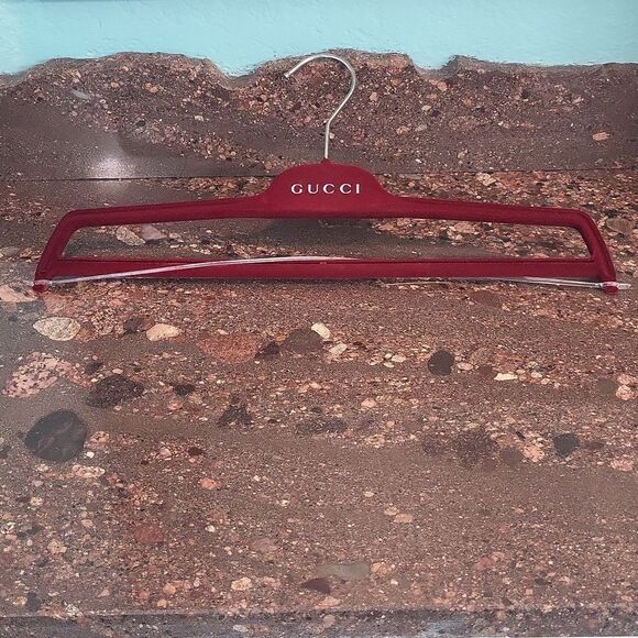 GUCCI red velvet hanger - Picture 1 of 6